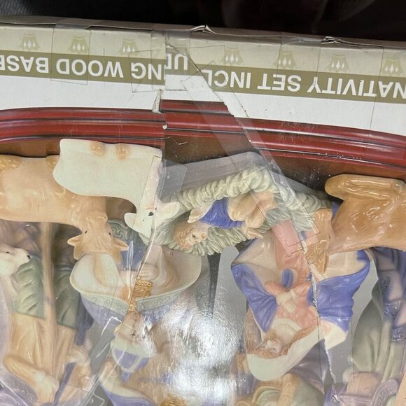 Vintage 11-Piece Nativity Set‎ With Wood Base By Crown Accents - Picture 7 of 16